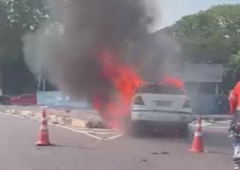 Carro pega fogo na Bola do Coroado; vídeo