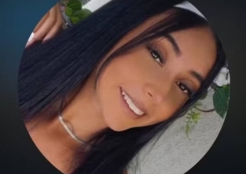 Jovem senta na janela de carro em movimento para selfie, se desequilibra e morre atropelada