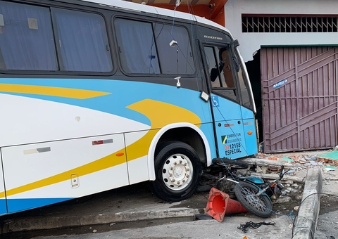 Cliente é atropelado por ônibus desgovernado em oficina de Manaus