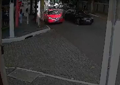 Vídeo mostra jogadora do Corinthians atropelando mulher e fugindo