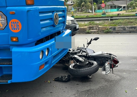 Motociclista e garupa ficam feridos em acidente na Avenida Cosme Ferreira