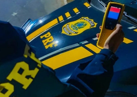 Motorista bêbado tenta fugir da fiscalização, mas é preso na BR-319