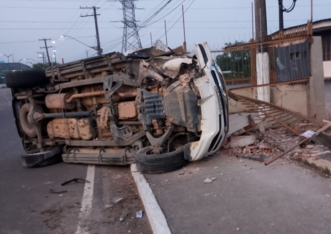 Carro capota e destrói muro de igreja em avenida na Cidade Nova