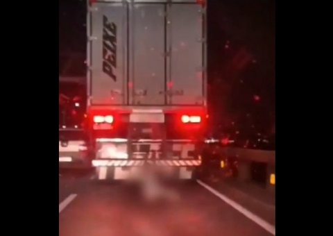 Homem é arrastado ao tentar pegar carona na traseira de caminhão; vídeo