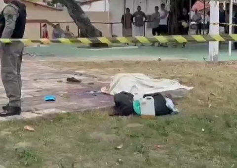 Filho mata pai e arranca a cabeça dele em praça pública