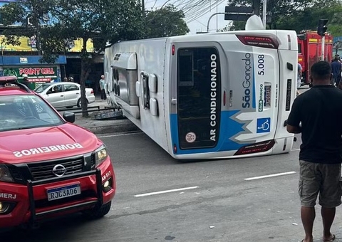 Ônibus tomba em acidente no Rio de Janeiro e deixa 7 feridos