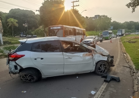 Carro fica destruído após capotar várias vezes na Avenida Brasil 