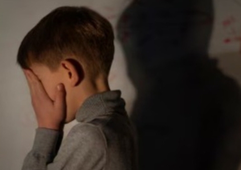 Menino é forçado por colegas de escola a engolir lesma e beber água com cuspe