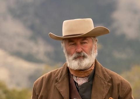 Alec Baldwin é acusado de não se desculpar por morte em set de filme