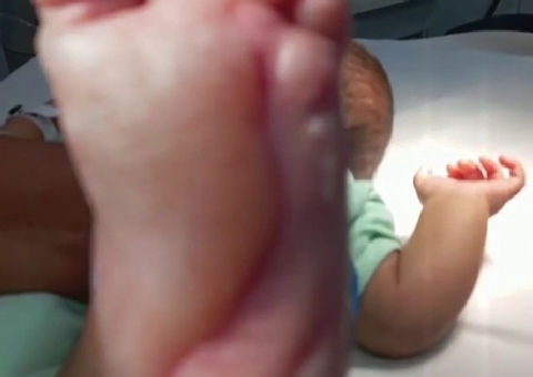 Mãe é presa suspeita de queimar o filho de 6 meses com água quente 