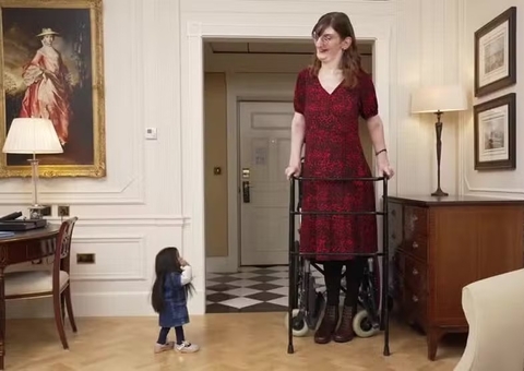 Mulheres mais baixa e mais alta do mundo se encontram em evento do Guinness