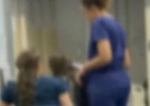 Profissionais de saúde são flagradas fazendo babyliss enquanto pacientes aguardam atendimento