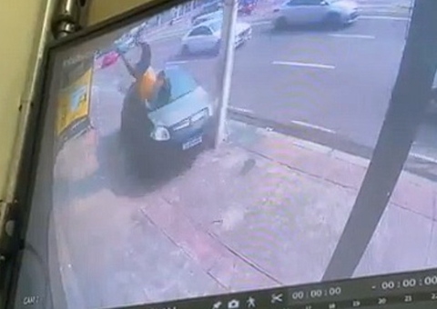 Vídeo mostra pedestre sendo atropelado e arremessado na Avenida Djalma Batista
