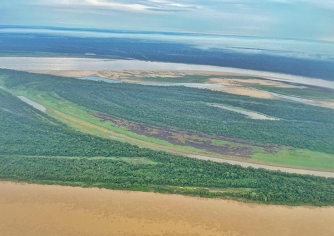 Seca histórica: Vista aérea mostra situação preocupante do Rio Solimões no Amazonas