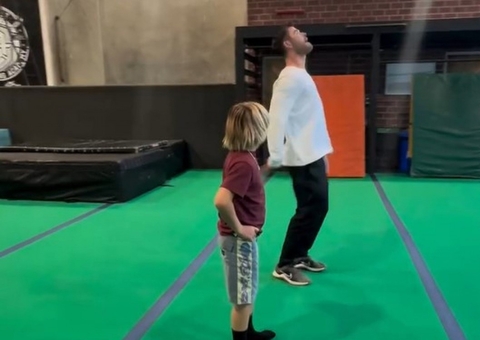 Chris Hemsworth diverte web ao ensinar 'falso mortal pra trás' para o filho; veja vídeo