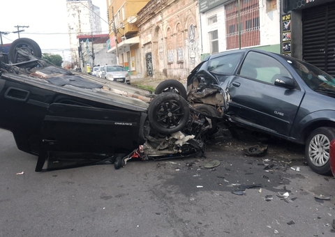 Motorista bêbado capota carro e atinge outros três veículos no Centro