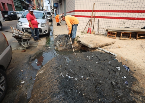 Bueiros recebem serviços de limpeza e desobstrução no Centro