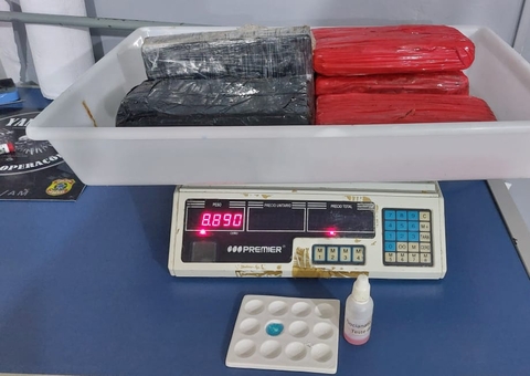 PF apreende 43 kg de cocaína escondidos em encosto de barco em Tabatinga