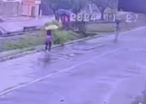 Vídeo mostra momento em que menina cai em bueiro e desaparece enquanto voltava da escola