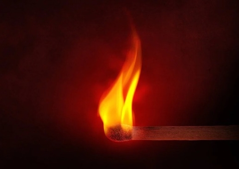 Homem tenta atear fogo na casa da família no Lírio do Vale e é preso