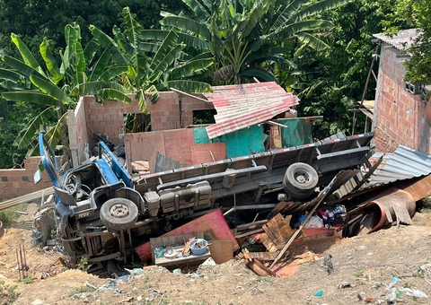 Caminhão despenca sobre casa com crianças no Mauazinho