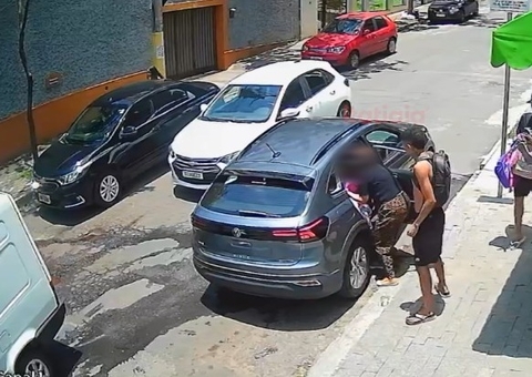 Vídeo: mulher salva criança que seria levada em roubo de carro 