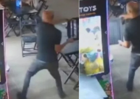 Homem se revolta ao tentar pegar urso de pelúcia, quebra máquina e é preso