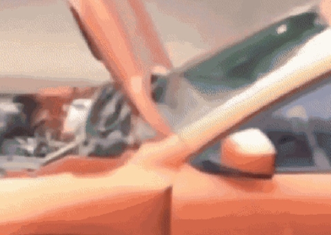 Motorista é flagrado dirigindo com capô levantado e em alta velocidade