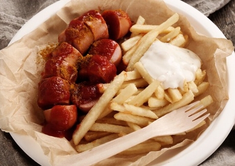 Após comer prato com salsicha, criança morre e pais ficam internados