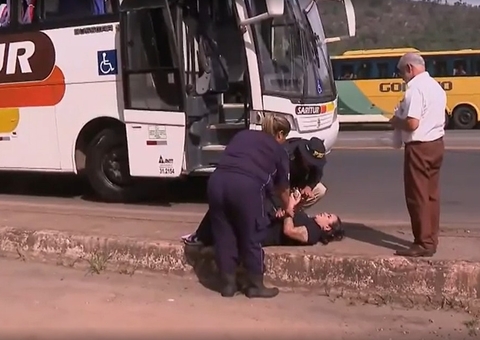 Vídeo: mulher salta de carro em movimento para fugir do ex-namorado