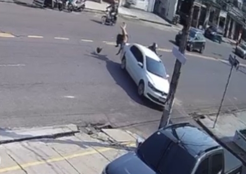 Garupa 'voa' de moto após colisão com carro na Raiz; Vídeo 