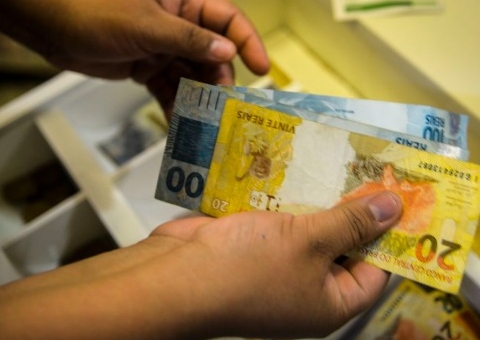 Pagar dívidas, guardar ou gastar: dicas de como usar o 13º salário