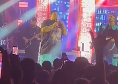 Vídeo: Show do grupo 'Menos é Mais' é interrompido após tiroteio