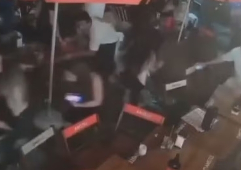 Vídeo: Homens armados e encapuzados fazem arrastão em bar de São Paulo