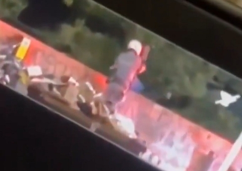 Vídeo: PM é flagrado jogando homem de cima de ponte