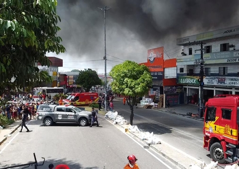 Incêndio destrói comércios no Fuxico em Manaus; veja vídeos