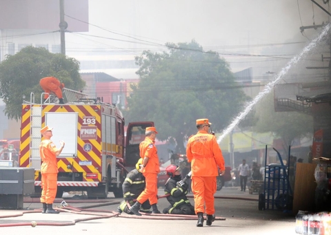 Bombeiros controlam incêndio e avaliam danos em comércios no Fuxico
