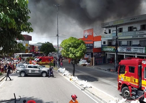 Acesso à Avenida Hilário Gurjão é interditado após incêndio no Fuxico