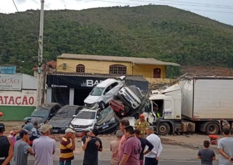 Caminhão desgovernado arrasta veículos estacionados e forma uma 'montanha' de carros