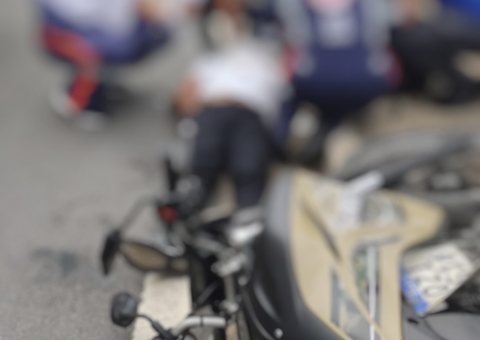 Acidente entre carros e moto deixa homem ferido em Manaus 