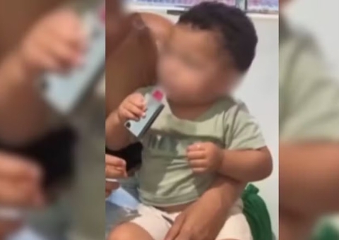 Adolescente dá cigarro eletrônico para bebê em vídeo e polícia apura caso