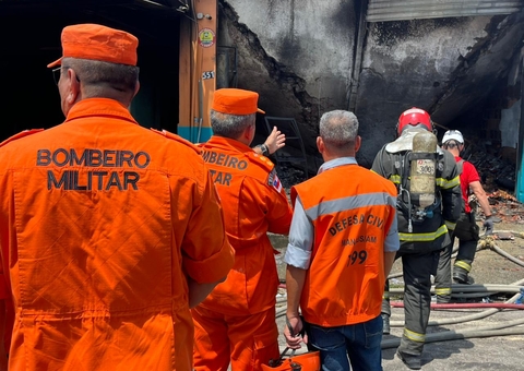 Incêndio no Fuxico já dura mais de 27 horas e bombeiros se revezam para impedir propagação