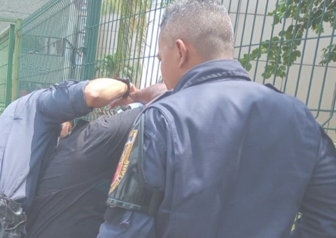 Homem troca tiros com a polícia e mulher é baleada em frente ao Fórum Henoch Reis