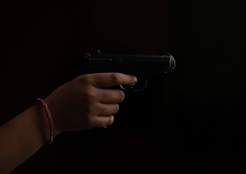 Adolescente foi baleado em escola particular após ex descobrir segredo íntimo