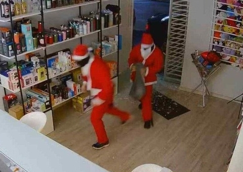 Vídeo: Criminosos vestidos de Papai Noel furtam loja de eletrônicos 