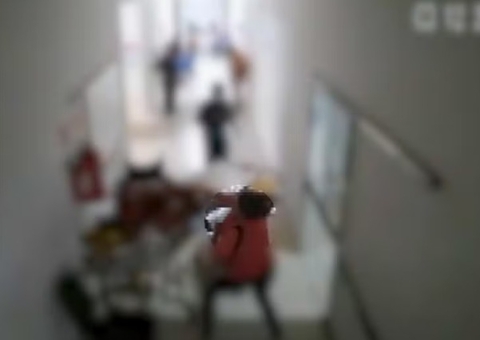 Mulher invade hospital e dá 30 facadas em paciente na maca