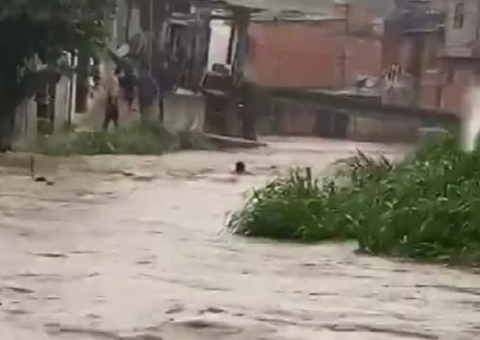 Homem morre após ser levado por enxurrada 