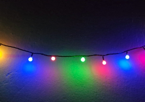 Quer decorar a casa para o Natal? Saiba como economizar na conta de luz com segurança