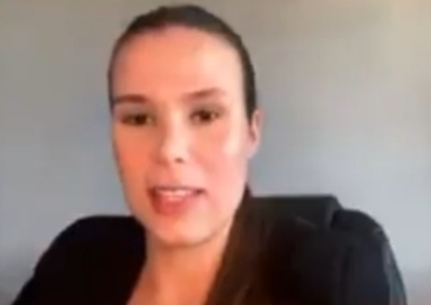 Mulher que viralizou ao não ceder assento vai processar mãe após exposição