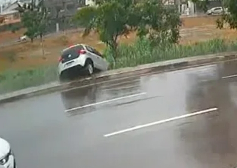 Vídeo: Motorista perde controle de carro na Avenida das Torres durante chuva